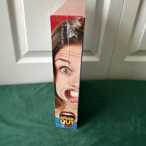 Hasbro,  NEW! Speak Out, a family party game , NEW, factory sealed game, - Picture 4 of 5